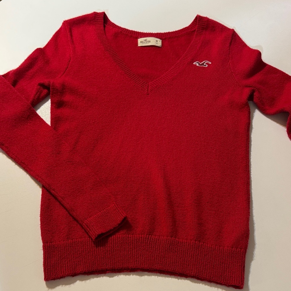 2000s Hollister Women's Vibrant Red Y2K V-Neck‎ Sweater